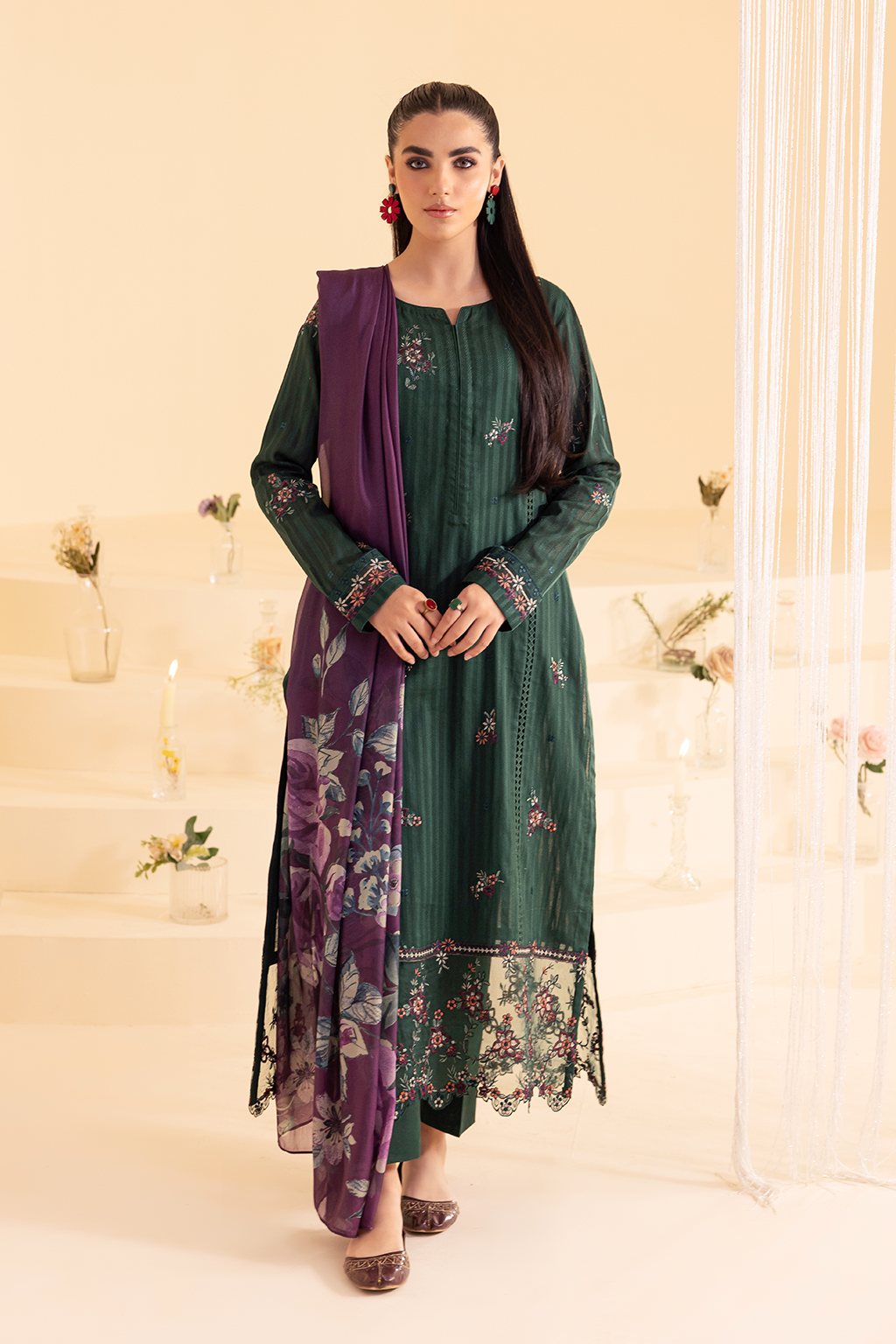 UE-250 Embroidered Lawn - Iznik