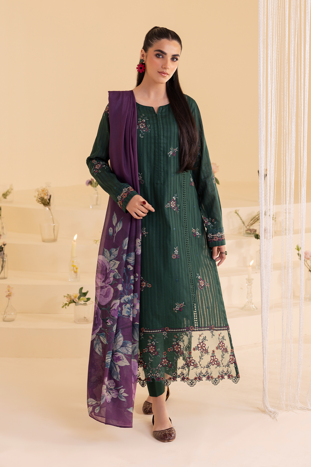 UE-250 Embroidered Lawn - Iznik