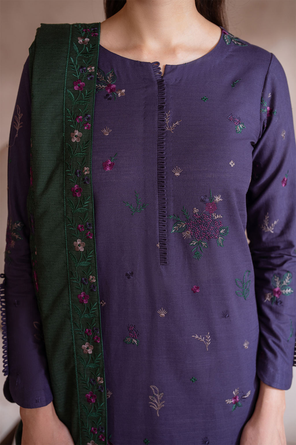 UE-366 Embroidered Khaddar - Iznik