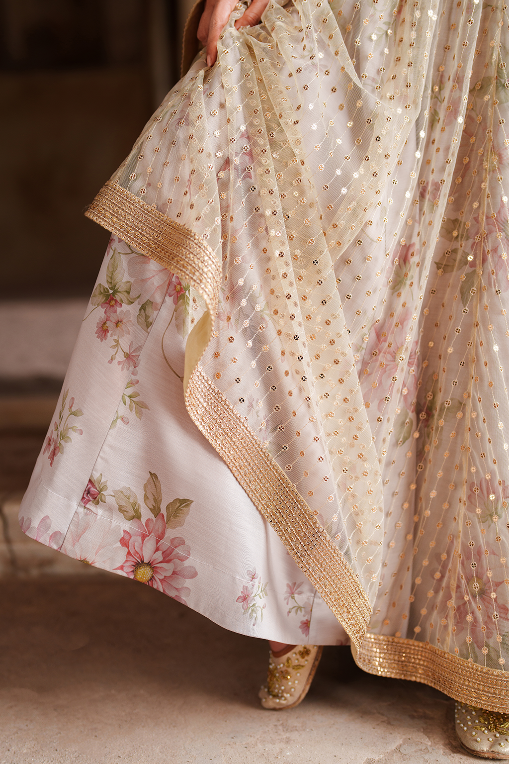 UE-548  Embroidered Net - Iznik