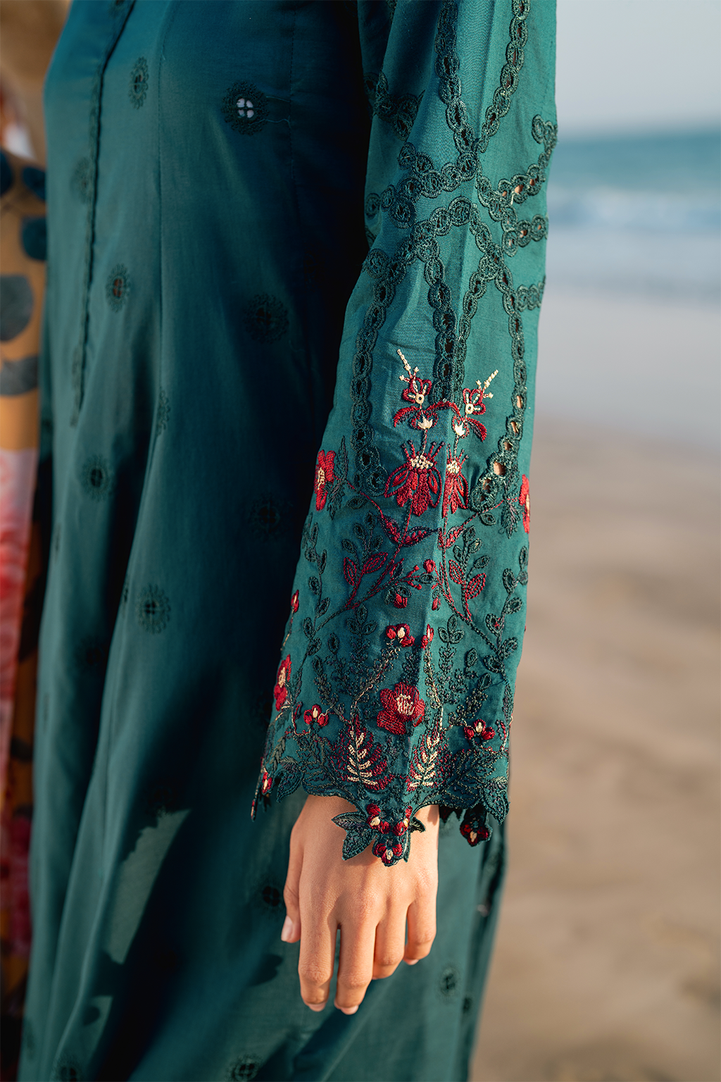 UE-381 Embroidered Lawn - Iznik