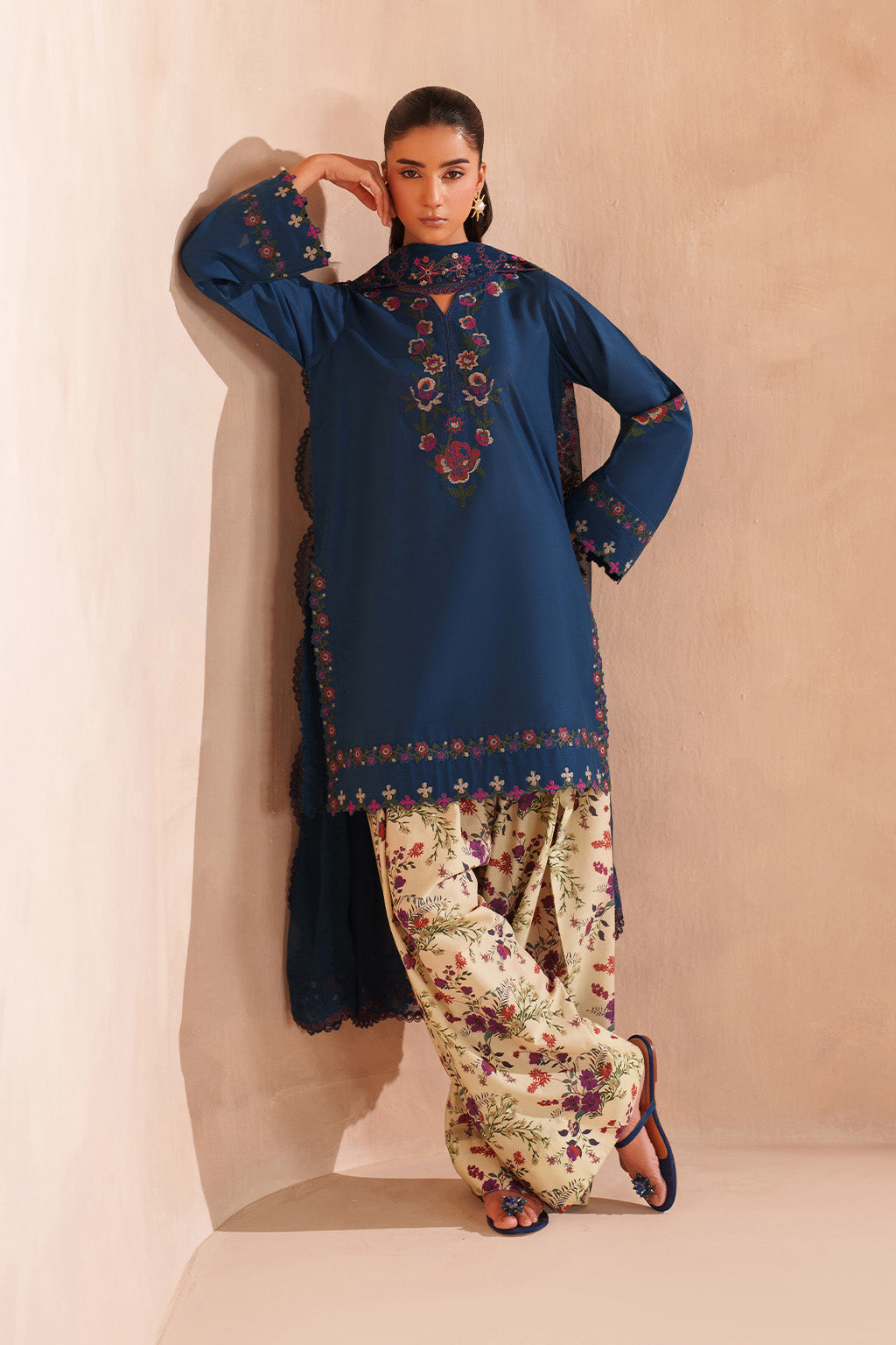 UE-607 Embroidered Lawn - Iznik