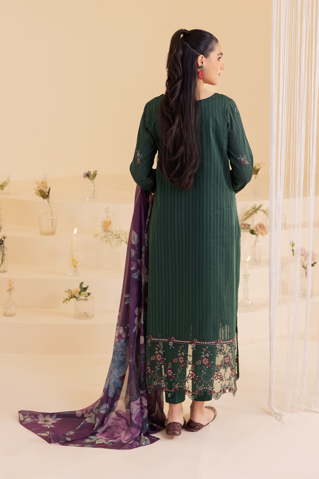 UE-250 Embroidered Lawn - Iznik