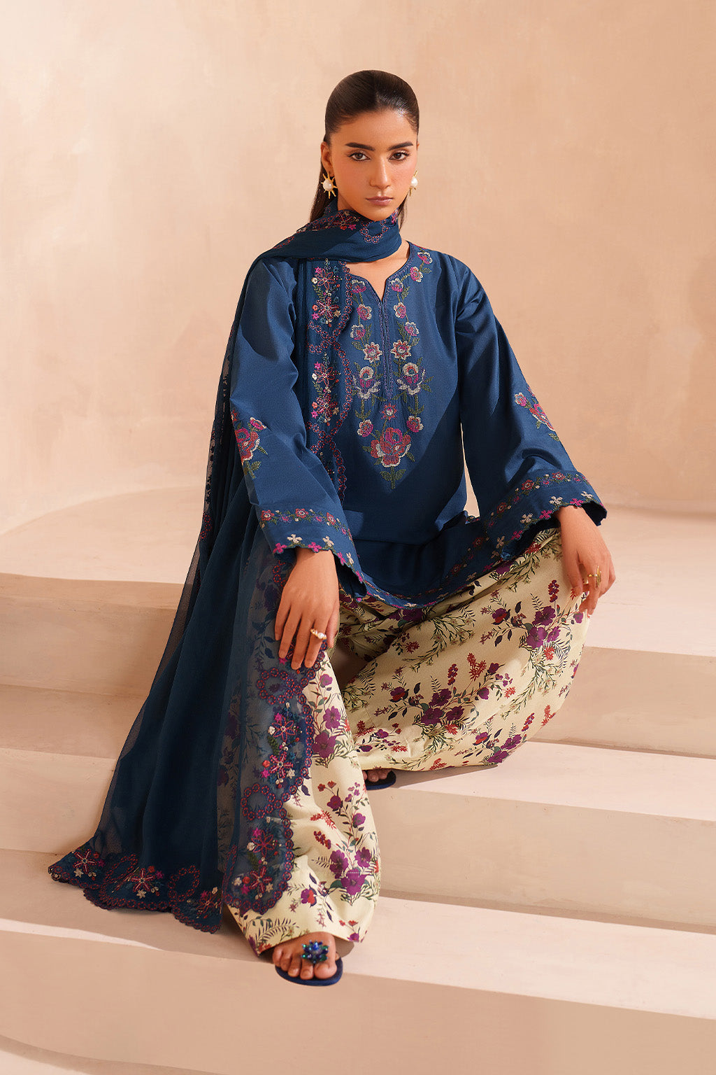 UE-607 Embroidered Lawn - Iznik