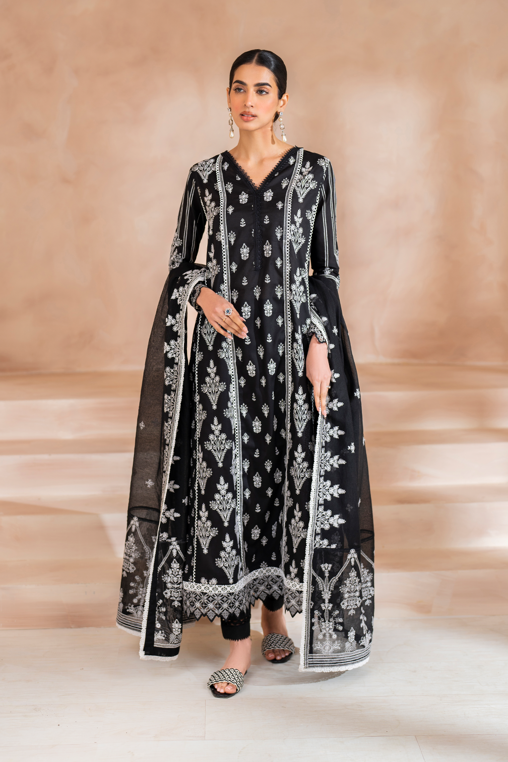IP-232 Embroidered Lawn - Iznik