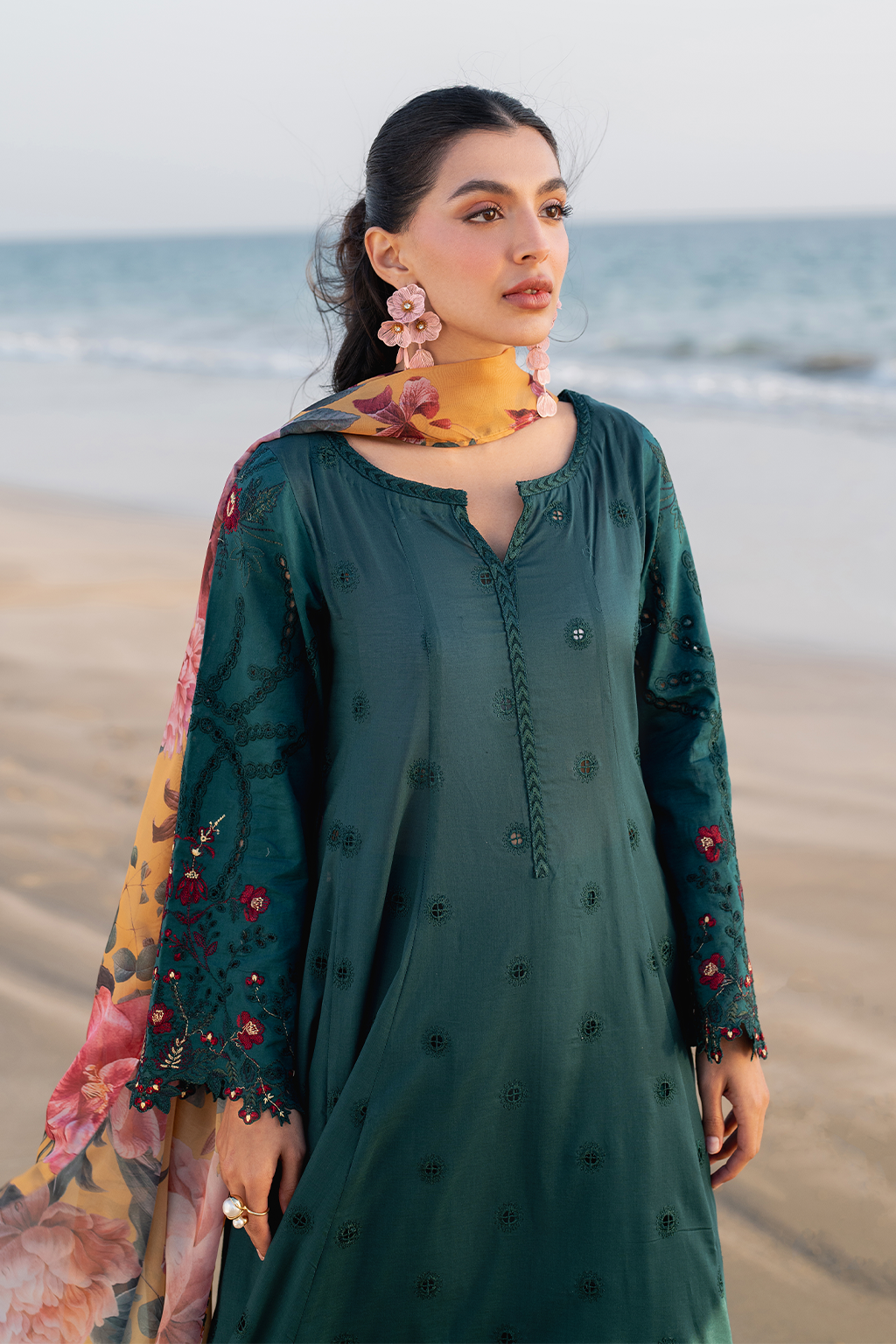 UE-381 Embroidered Lawn - Iznik