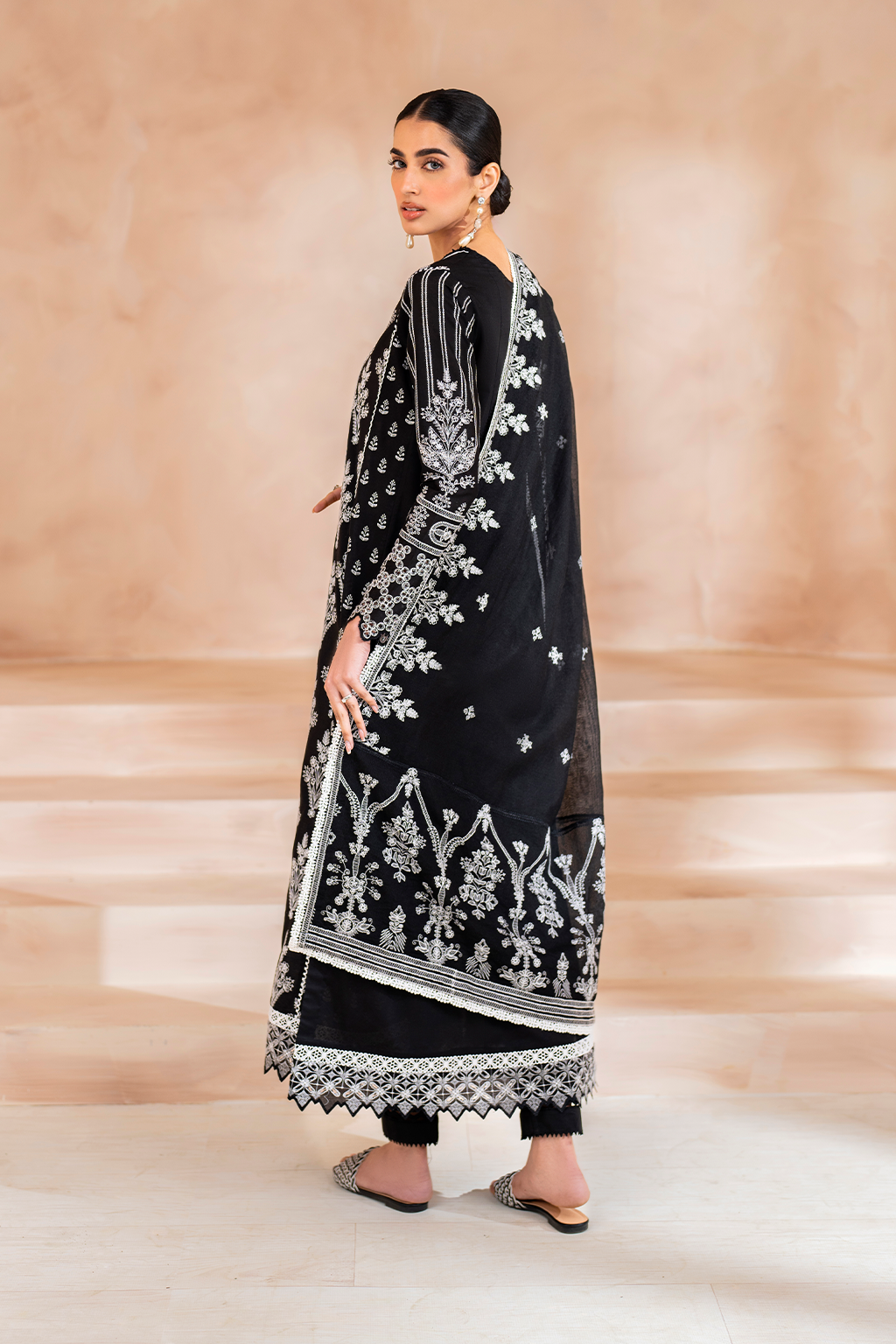 IP-232 Embroidered Lawn - Iznik