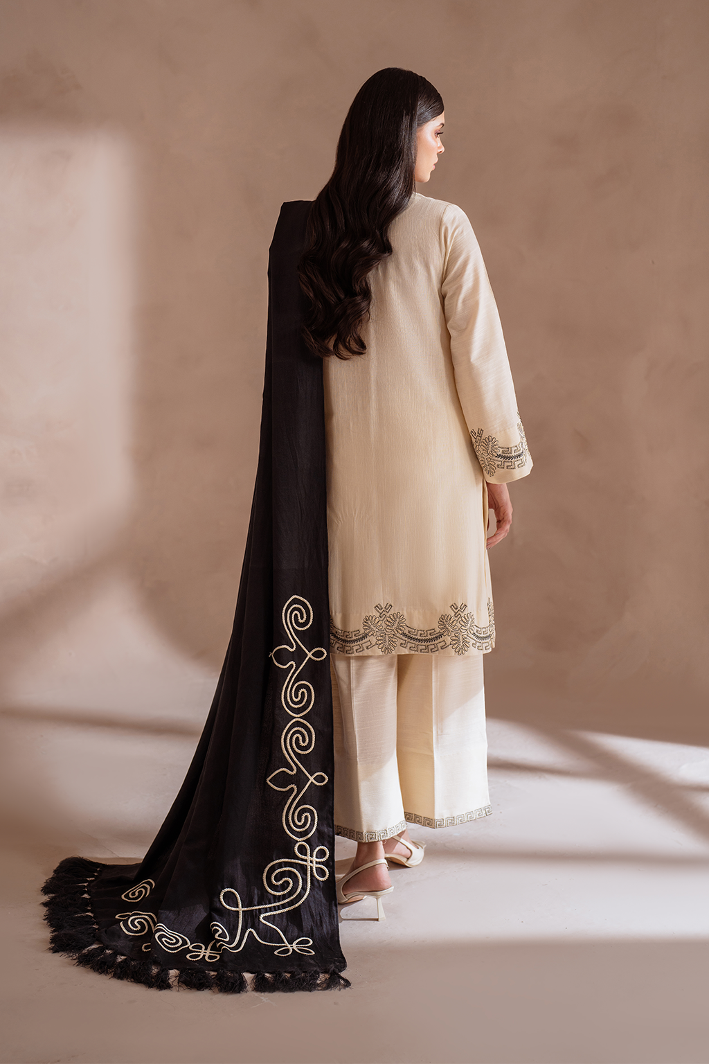 UE-361 Embroidered Khaddar - Iznik