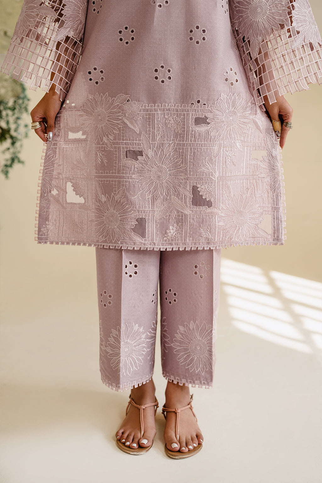 UE-431 Embroidered Textured Lawn - Iznik