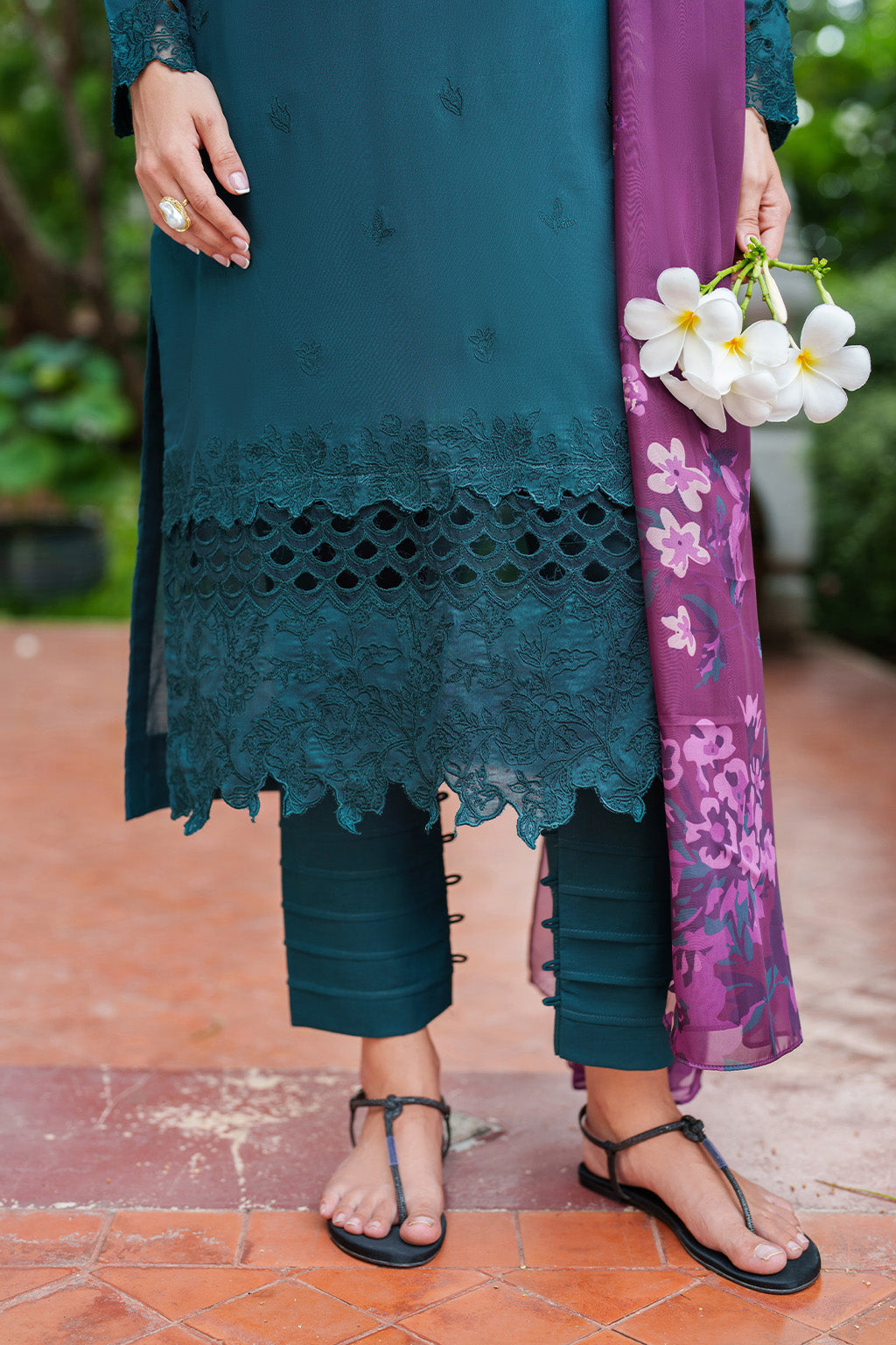 UE-517  Embroidered Lawn