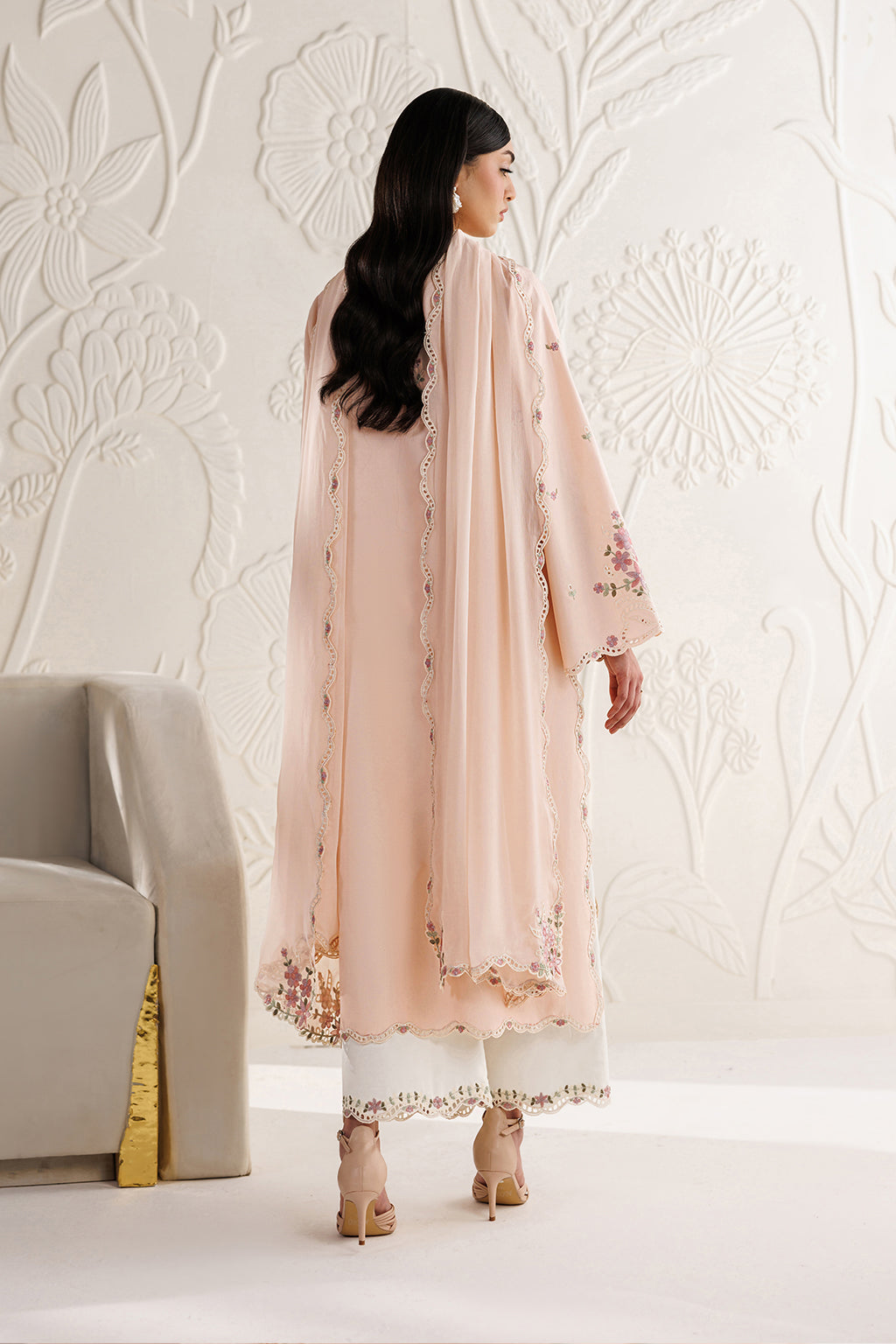 UE-689 Embroidered Lawn