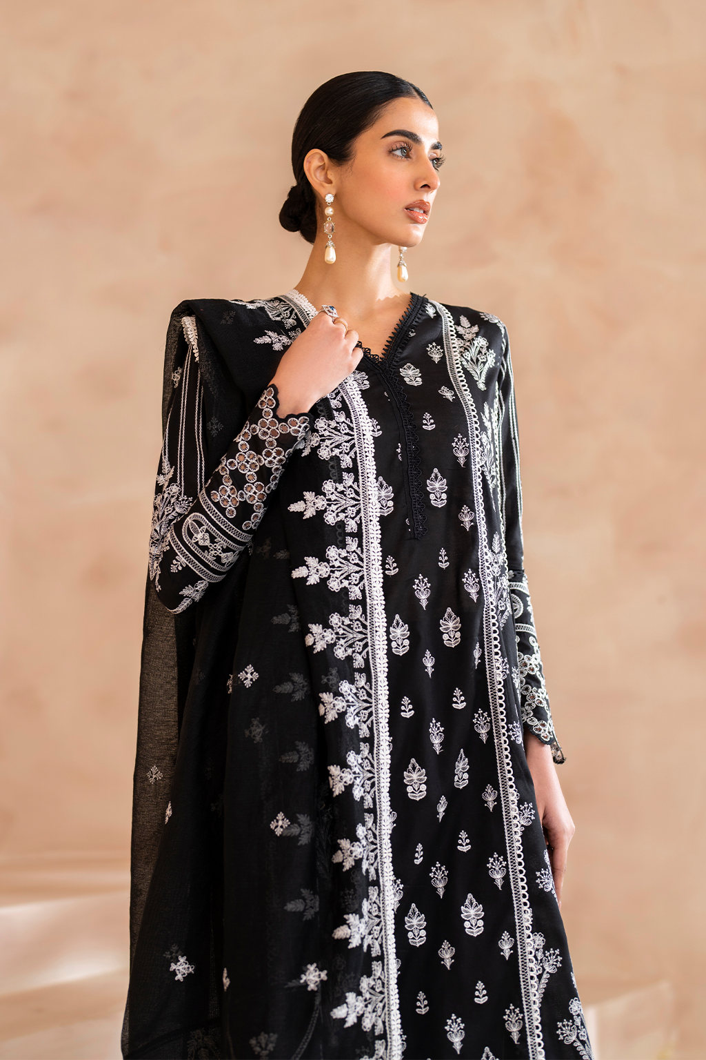 IP-232 Embroidered Lawn - Iznik