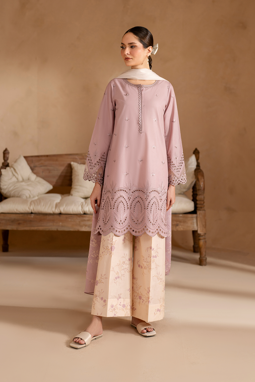 UE-470 Embroidered Lawn - Iznik