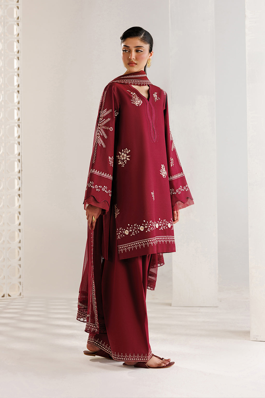UE-682 Embroidered Lawn