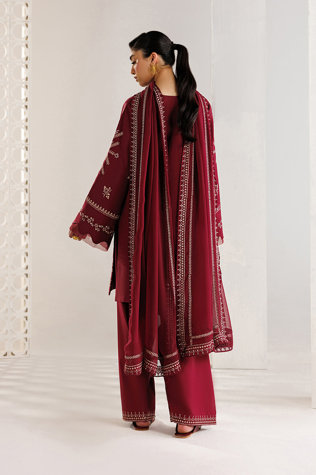 UE-682 Embroidered Lawn