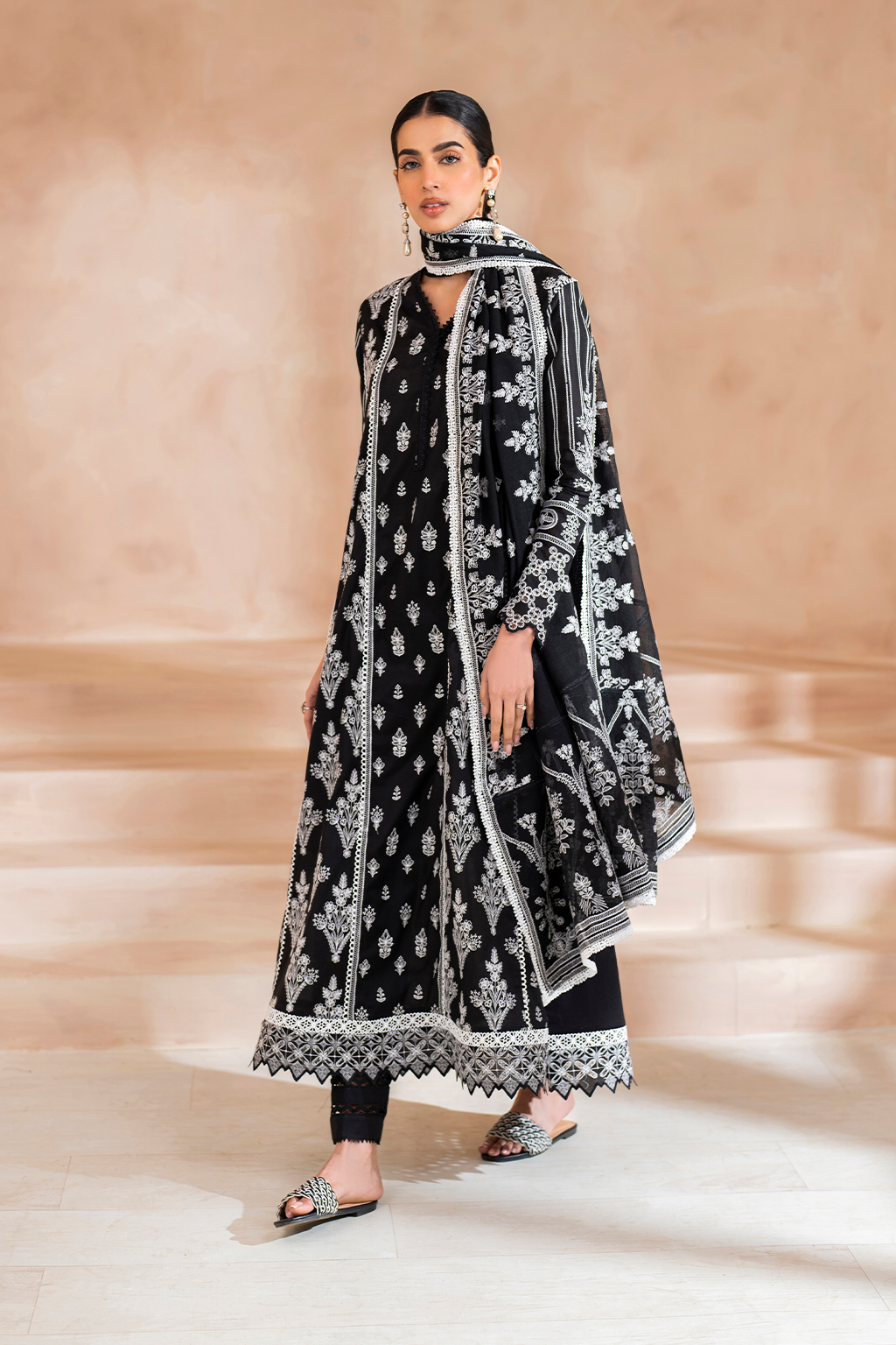 IP-232 Embroidered Lawn - Iznik