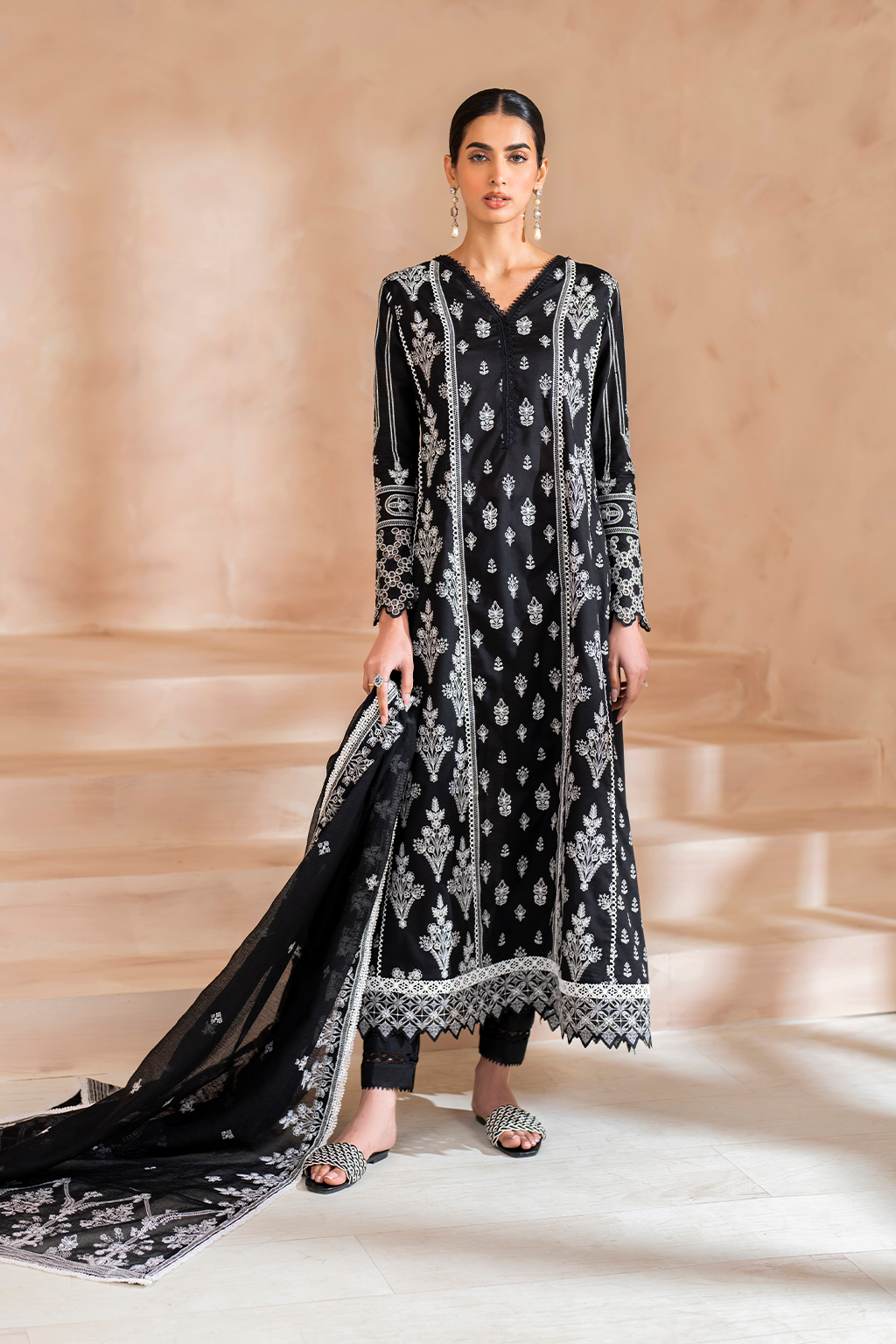 IP-232 Embroidered Lawn - Iznik