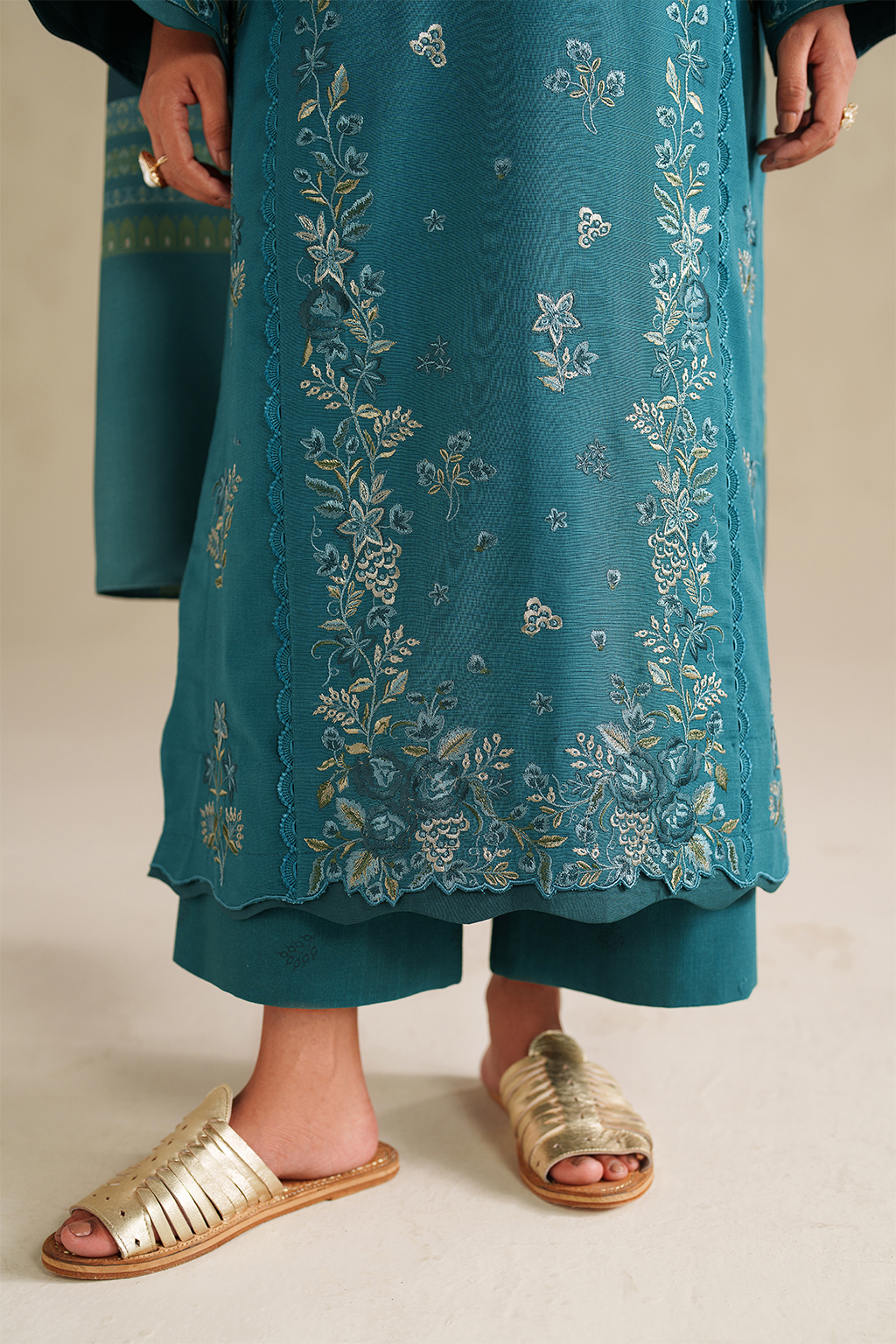 UE-587 Embroidered Khaddar - Iznik