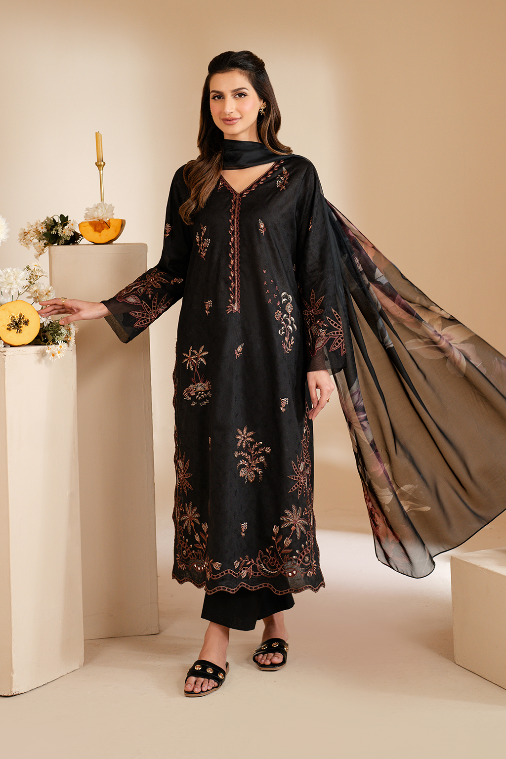 UE-462 Embroidered Lawn
