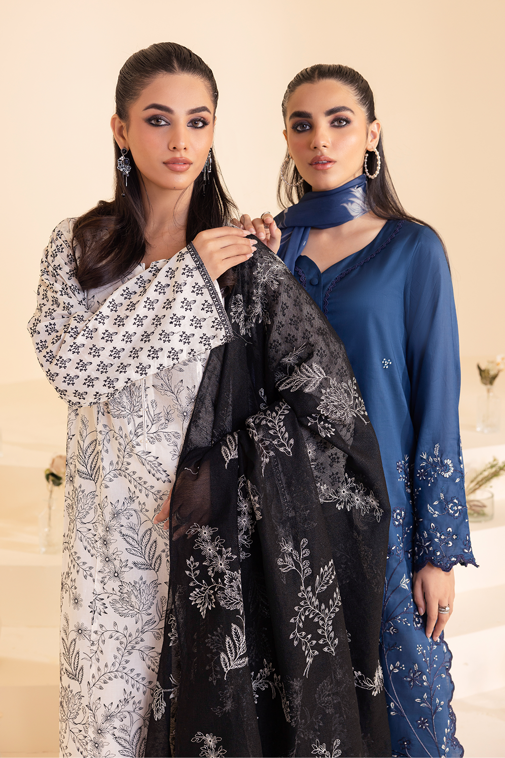 UE-261 Embroidered Lawn - Iznik