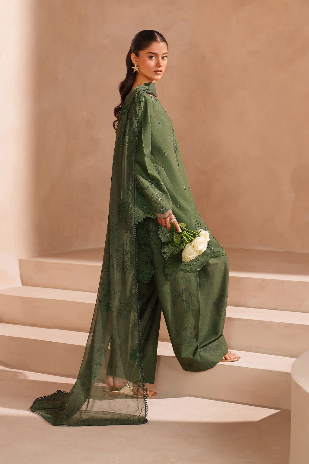 UE-603 Embroidered Lawn - Iznik