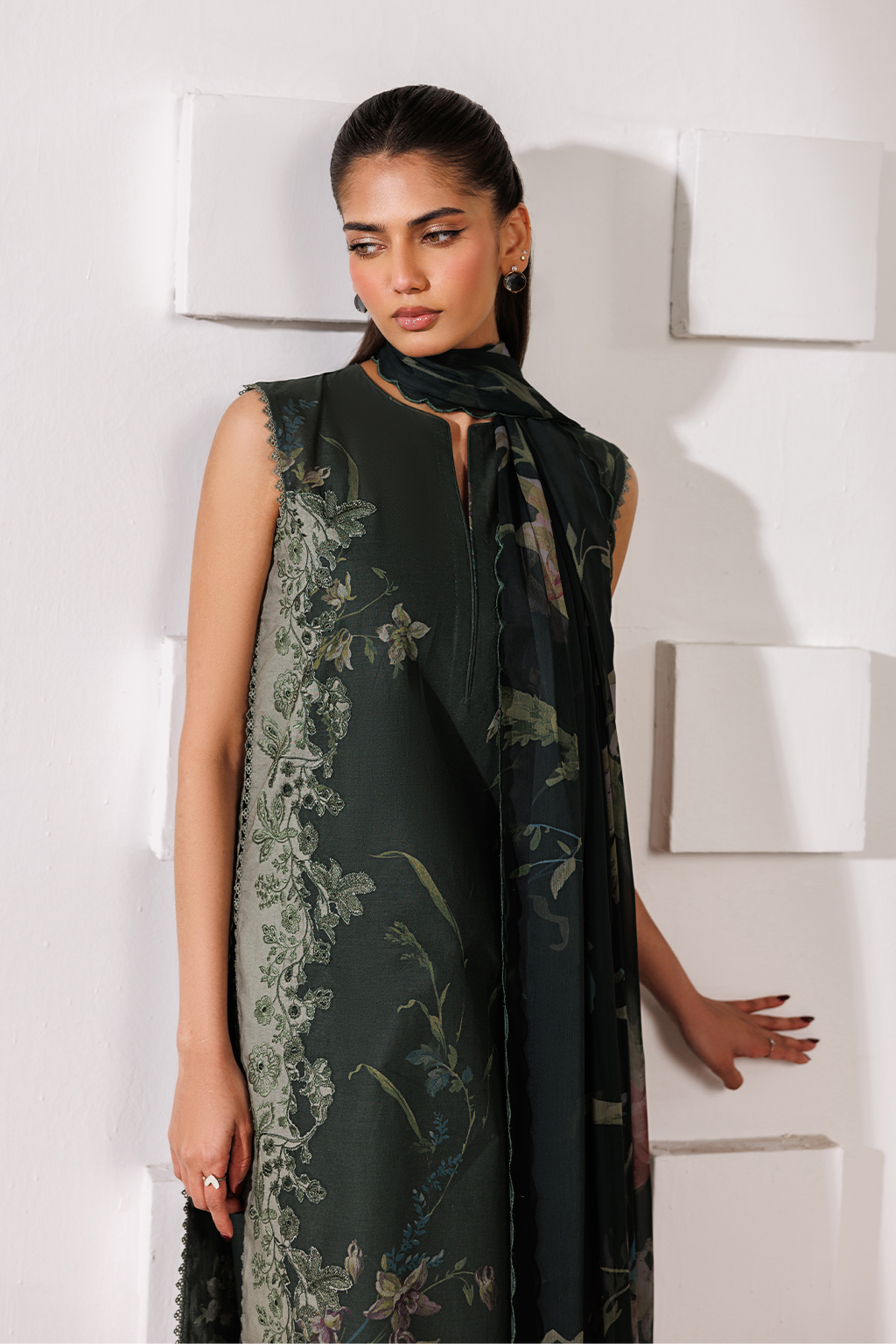 UE-639 Printed Lawn Secondary image