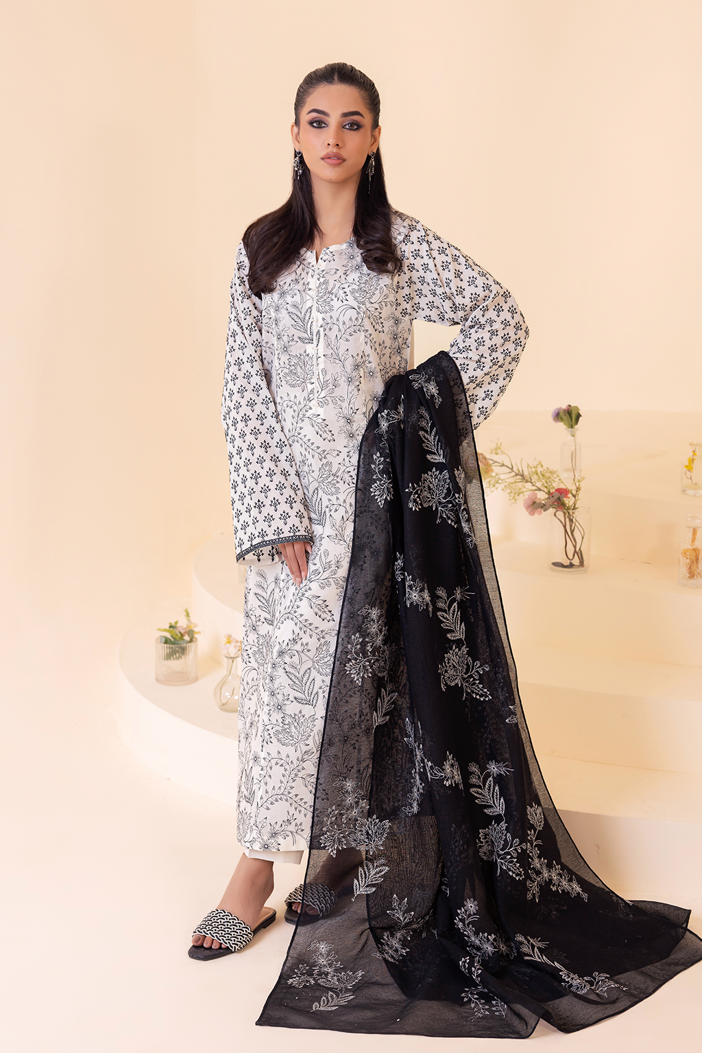 UE-261 Embroidered Lawn - Iznik