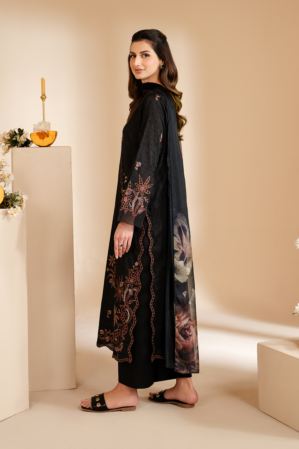 UE-462 Embroidered Lawn
