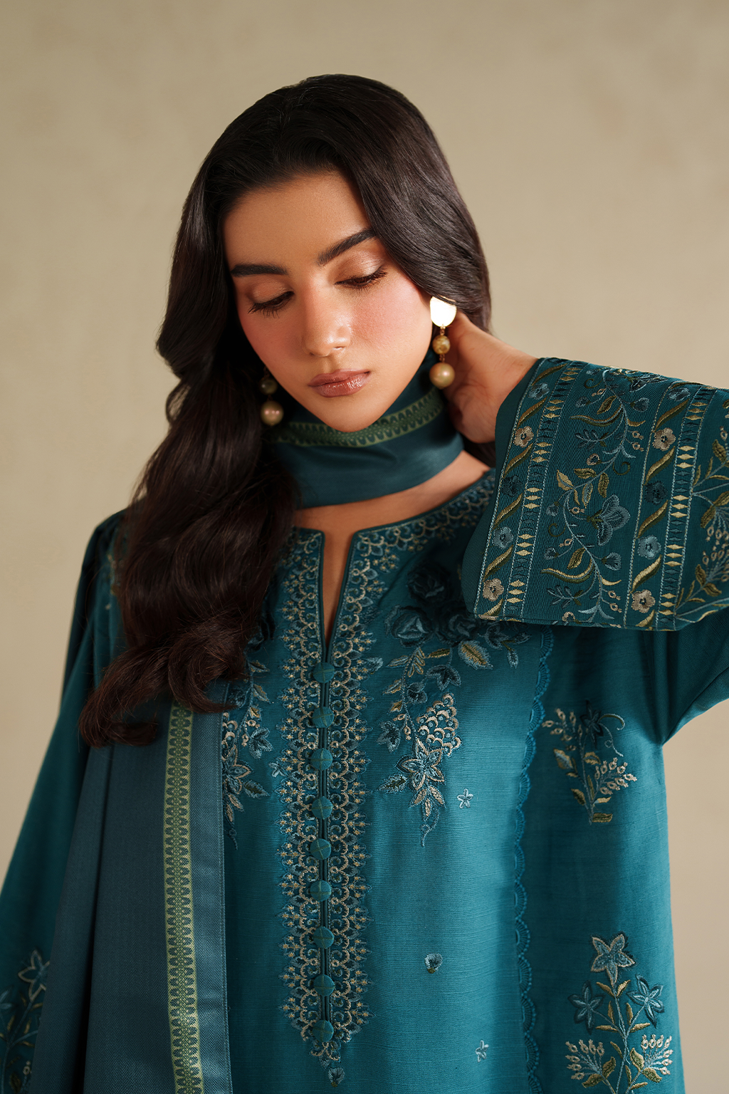 UE-587 Embroidered Khaddar - Iznik
