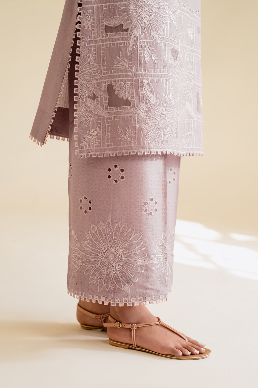 UE-431 Embroidered Textured Lawn - Iznik