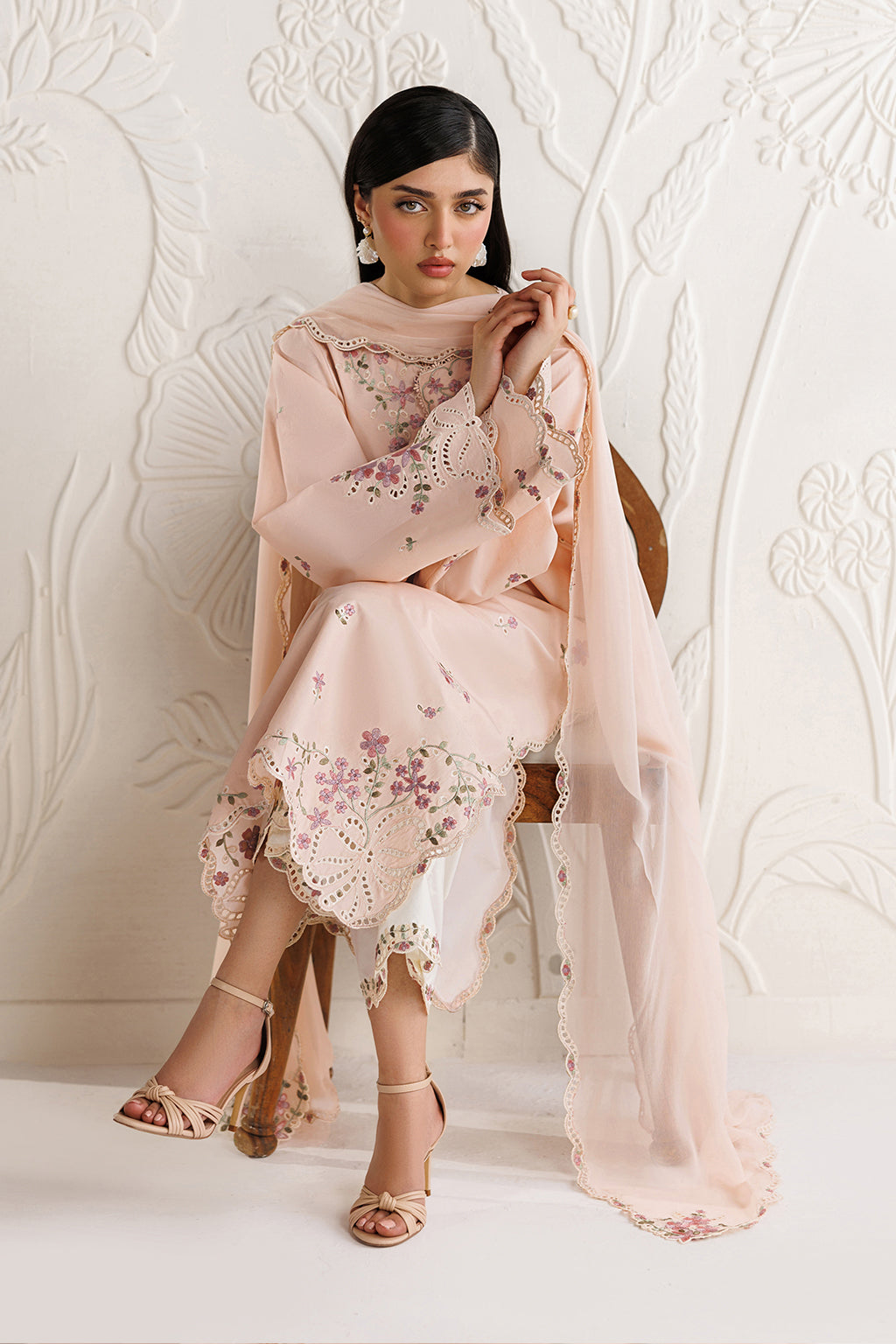 UE-689 Embroidered Lawn