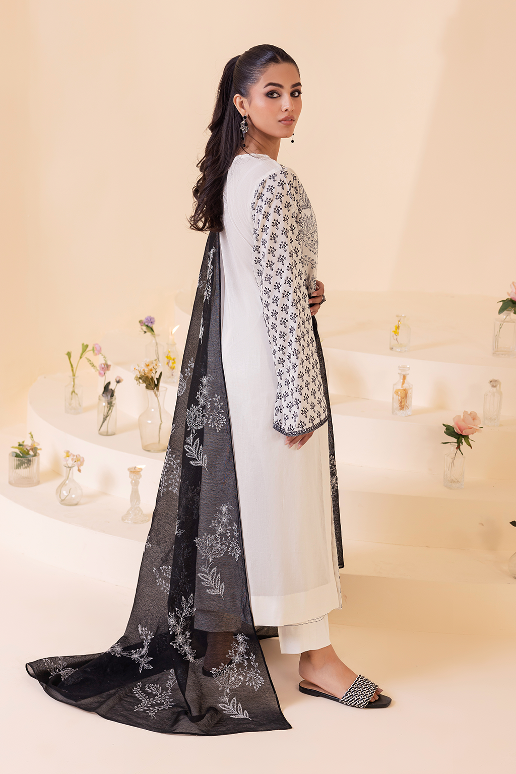 UE-261 Embroidered Lawn - Iznik