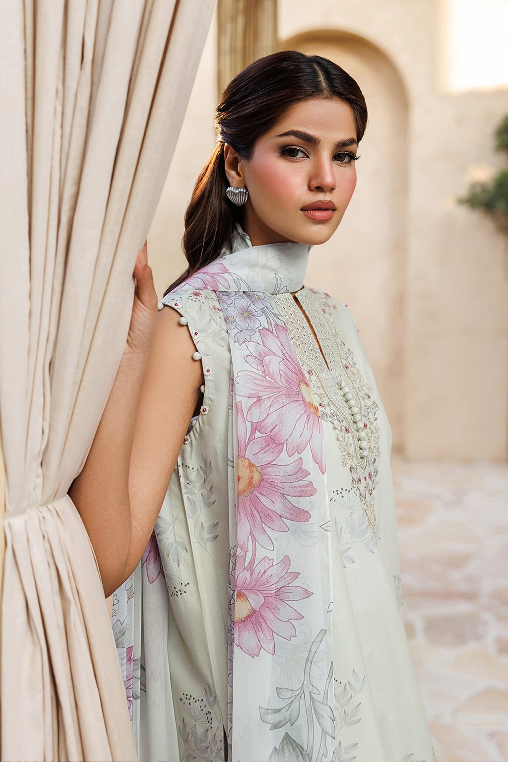 UE-676 Printed Lawn - Iznik Global