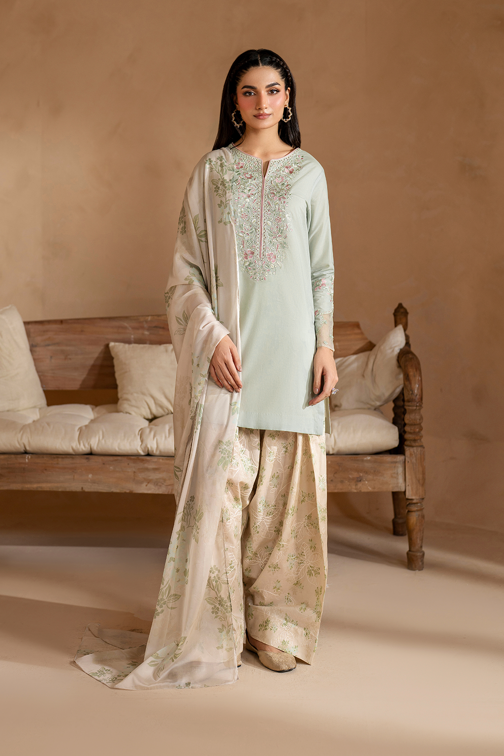 UE-472   Embroidered Lawn - Iznik