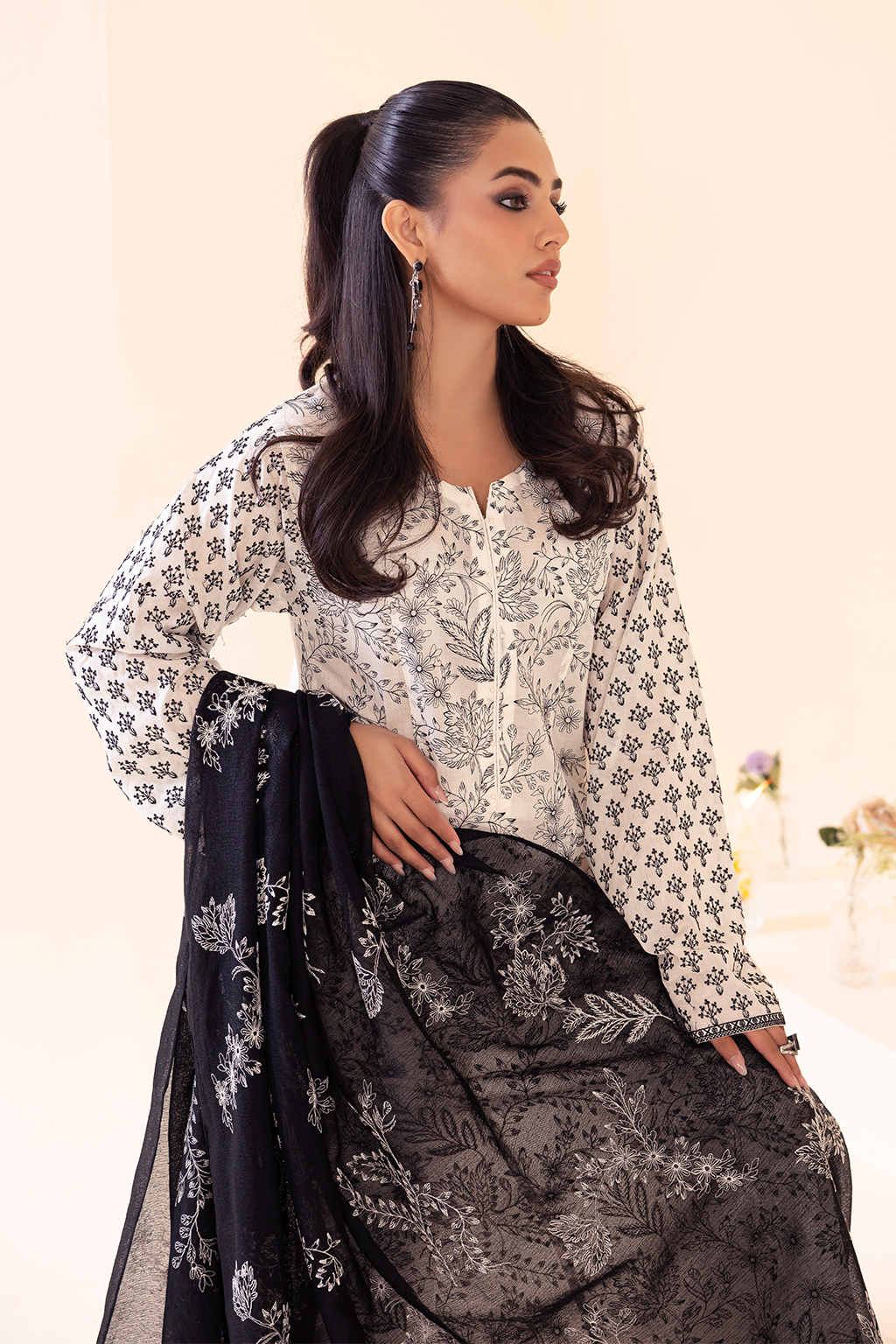 UE-261 Embroidered Lawn - Iznik