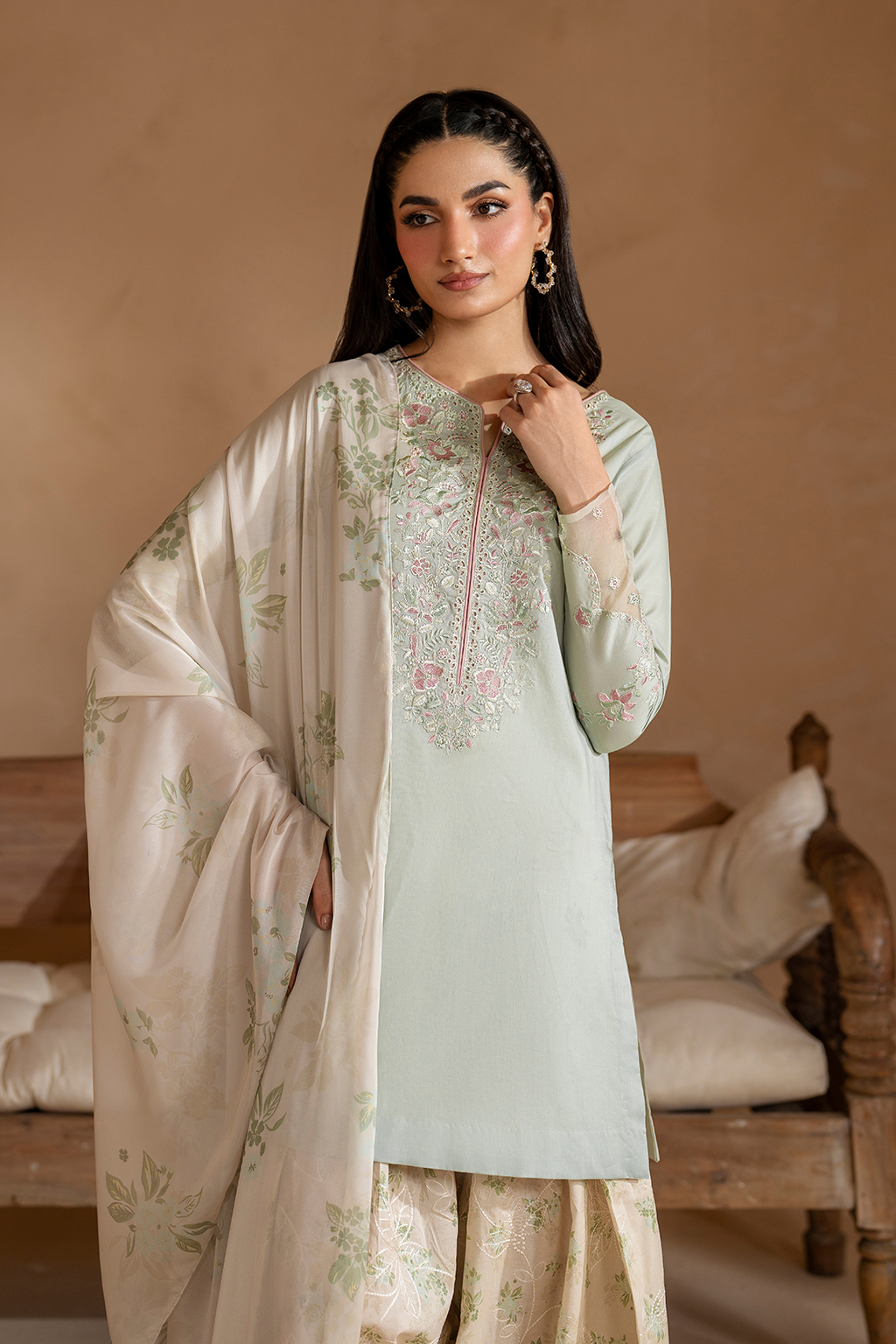 UE-472   Embroidered Lawn - Iznik