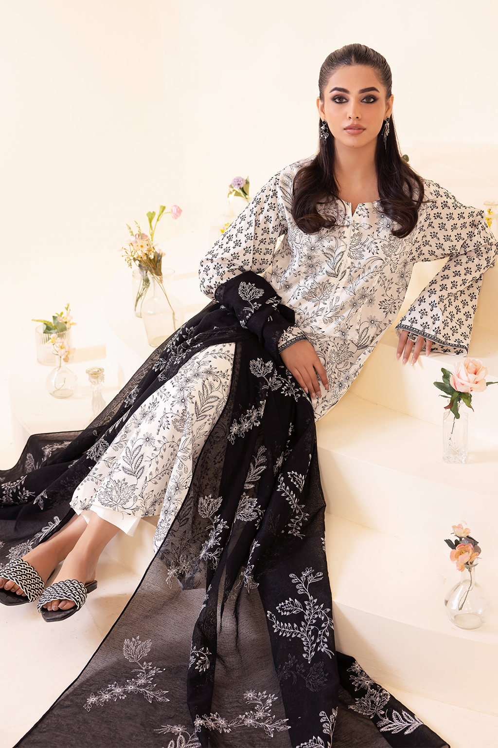 UE-261 Embroidered Lawn - Iznik