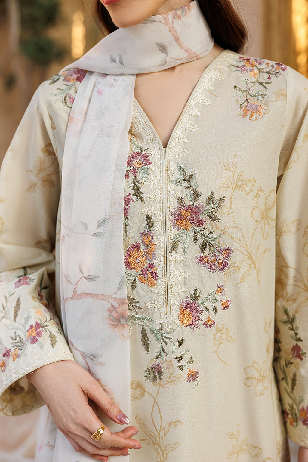 UE-669 Printed Lawn Secondary image