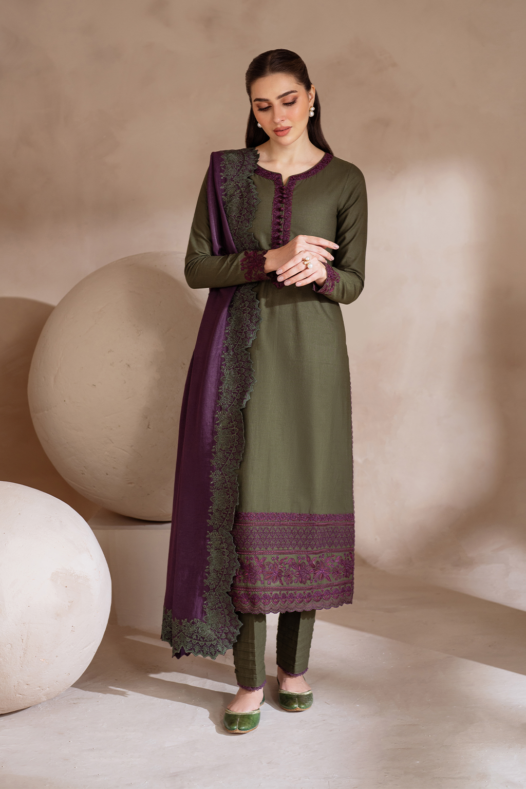 UE-373 Embroidered Khaddar - Iznik