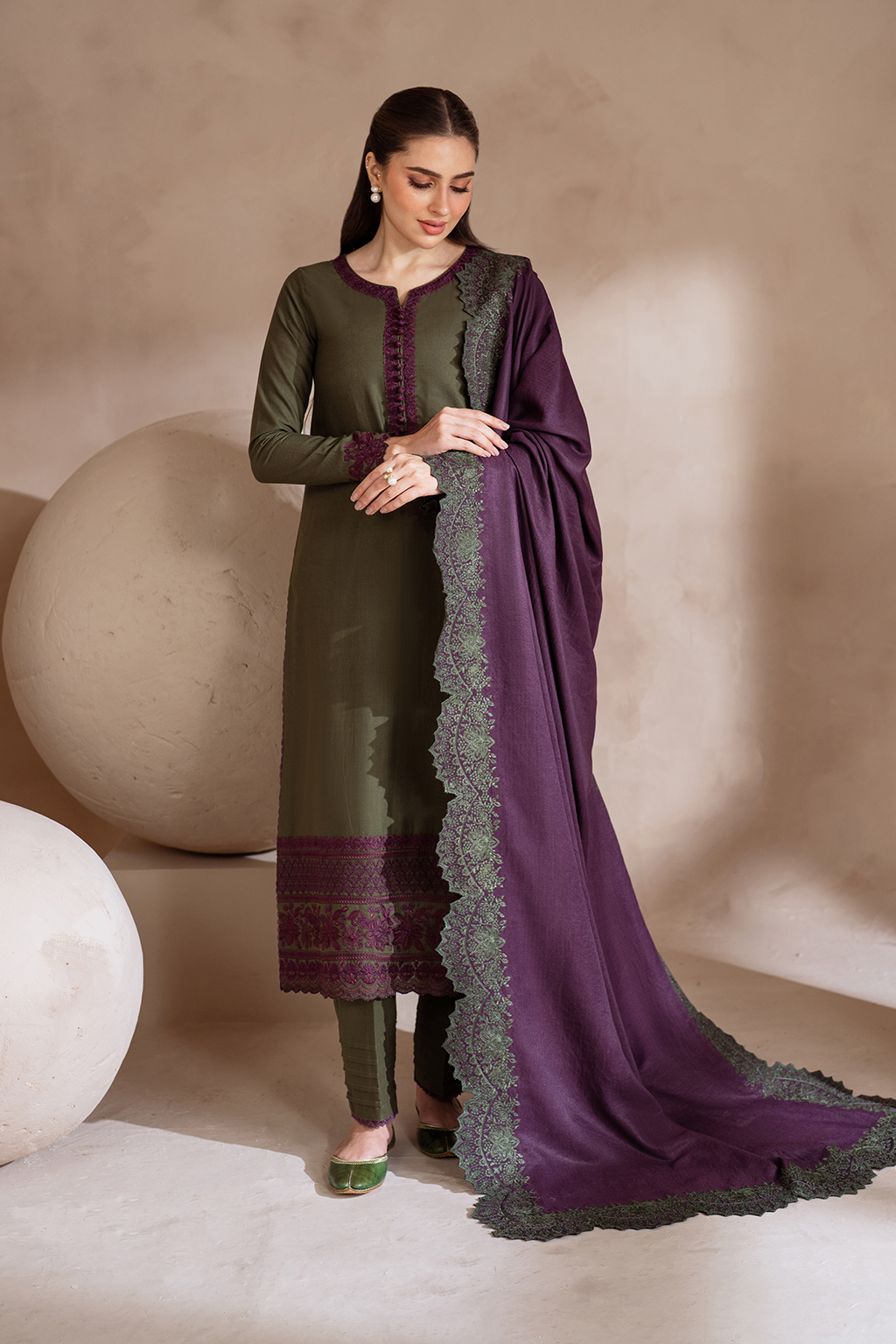UE-373 Embroidered Khaddar - Iznik