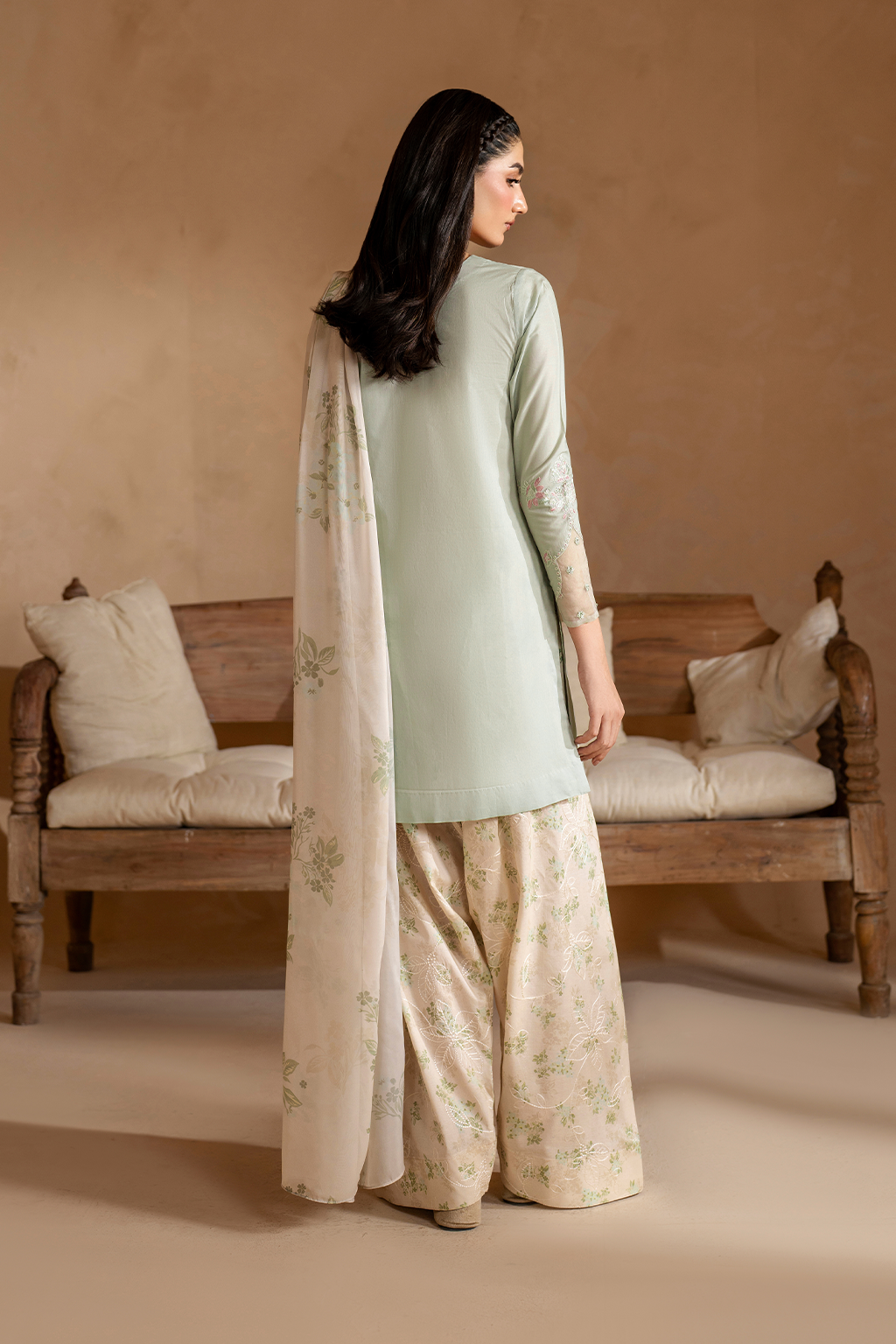 UE-472   Embroidered Lawn - Iznik