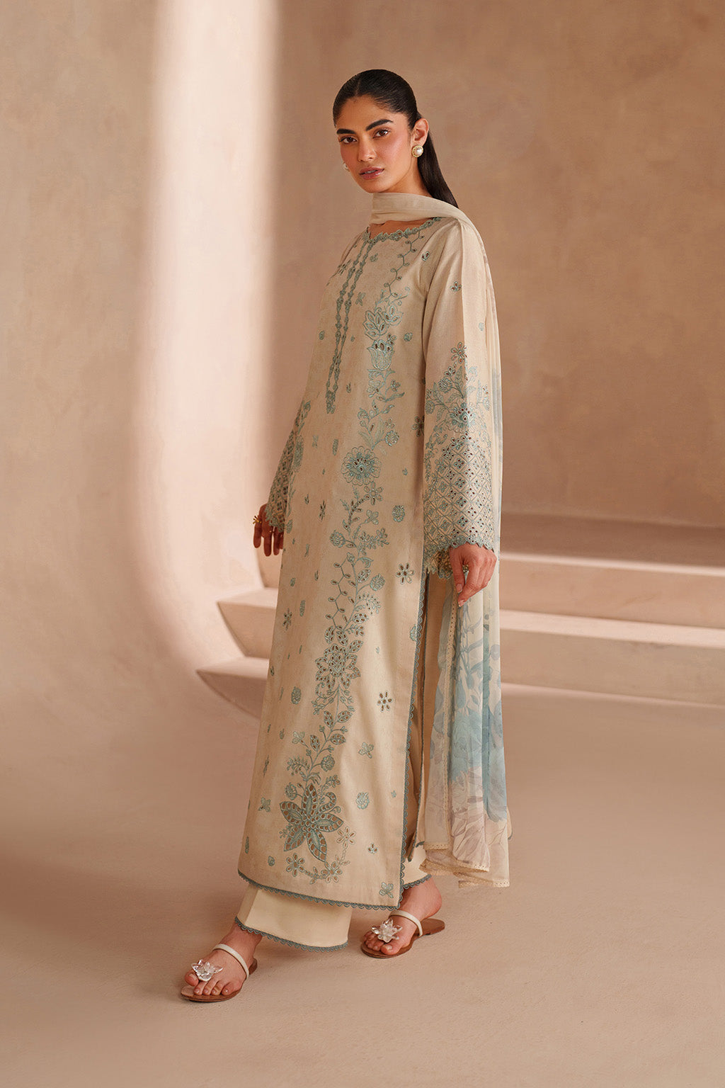 UE-605  Embroidered Lawn - Iznik