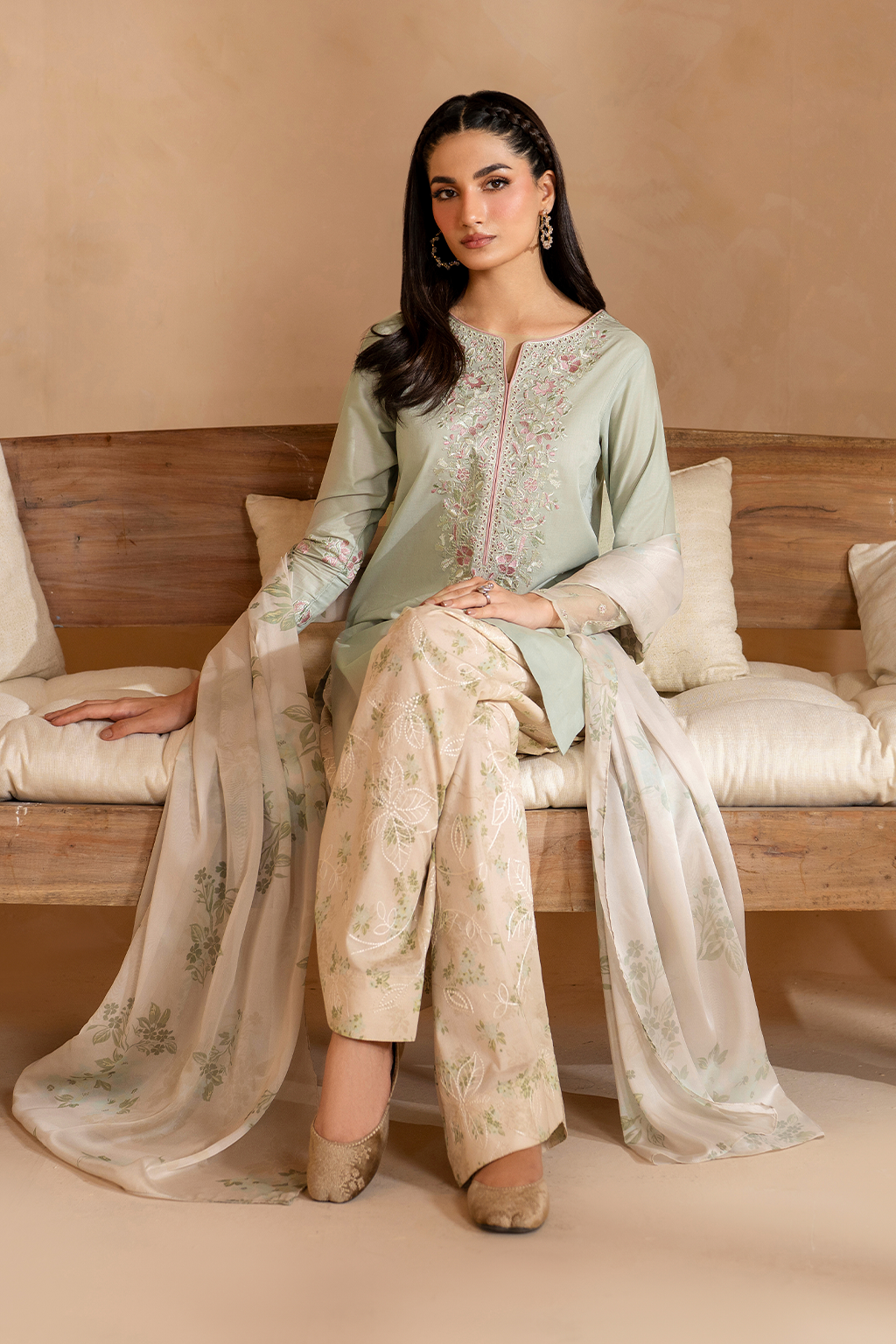 UE-472   Embroidered Lawn - Iznik