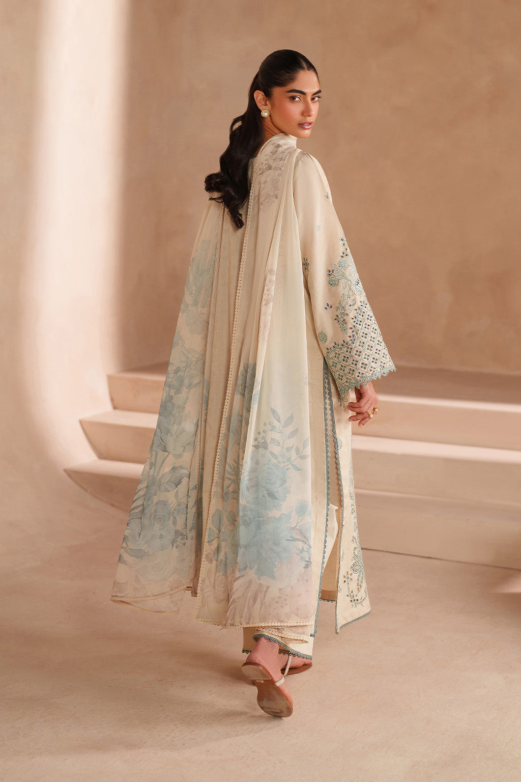 UE-605  Embroidered Lawn - Iznik