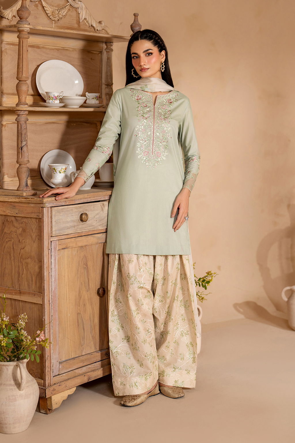 UE-472   Embroidered Lawn - Iznik