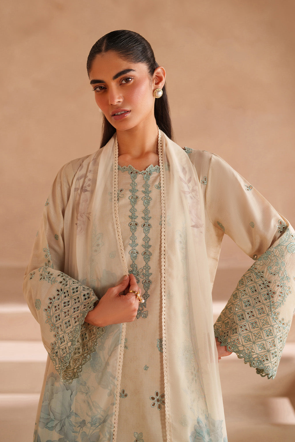 UE-605  Embroidered Lawn - Iznik