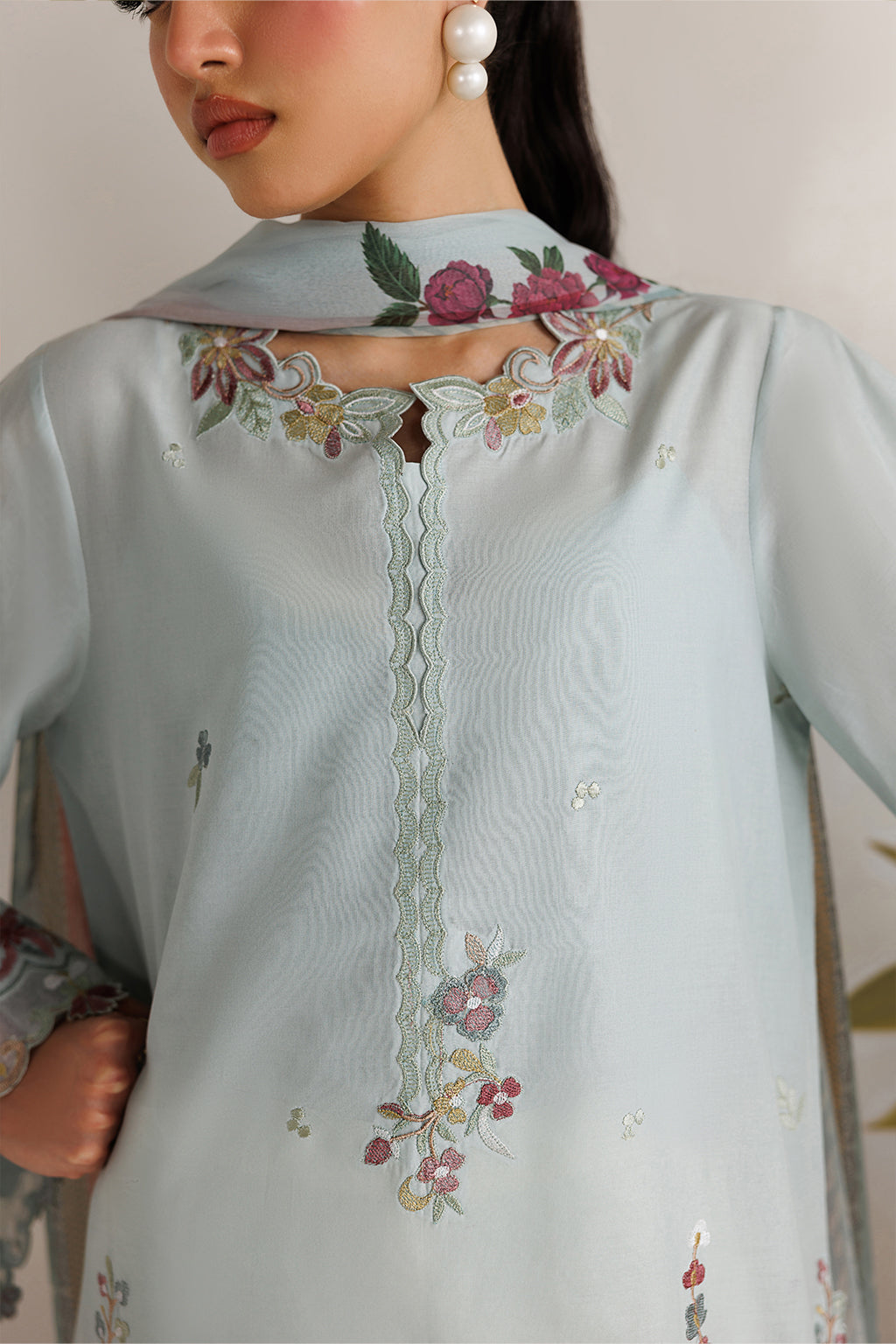 UE-679 Embroidered Lawn