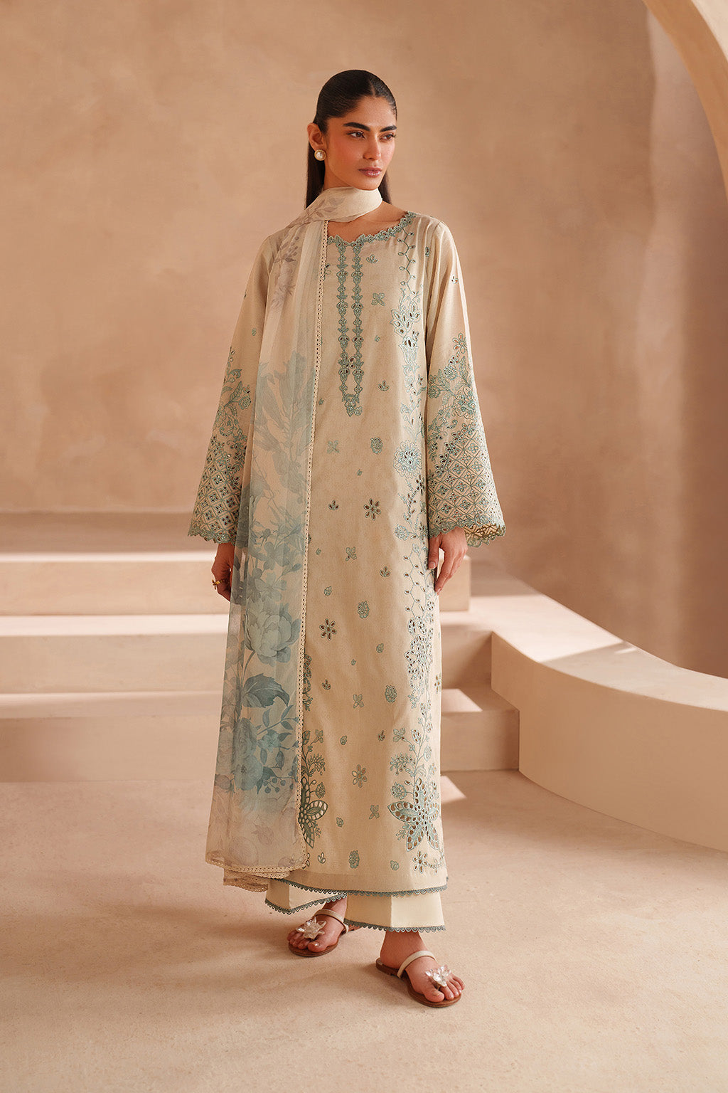 UE-605  Embroidered Lawn - Iznik