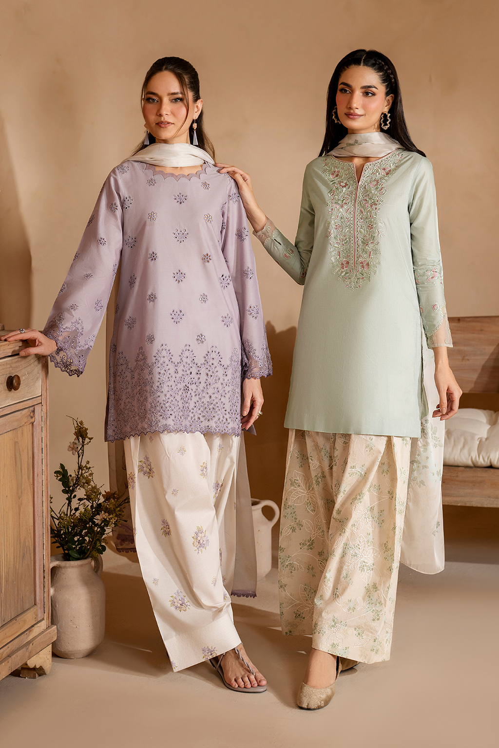 UE-472   Embroidered Lawn - Iznik