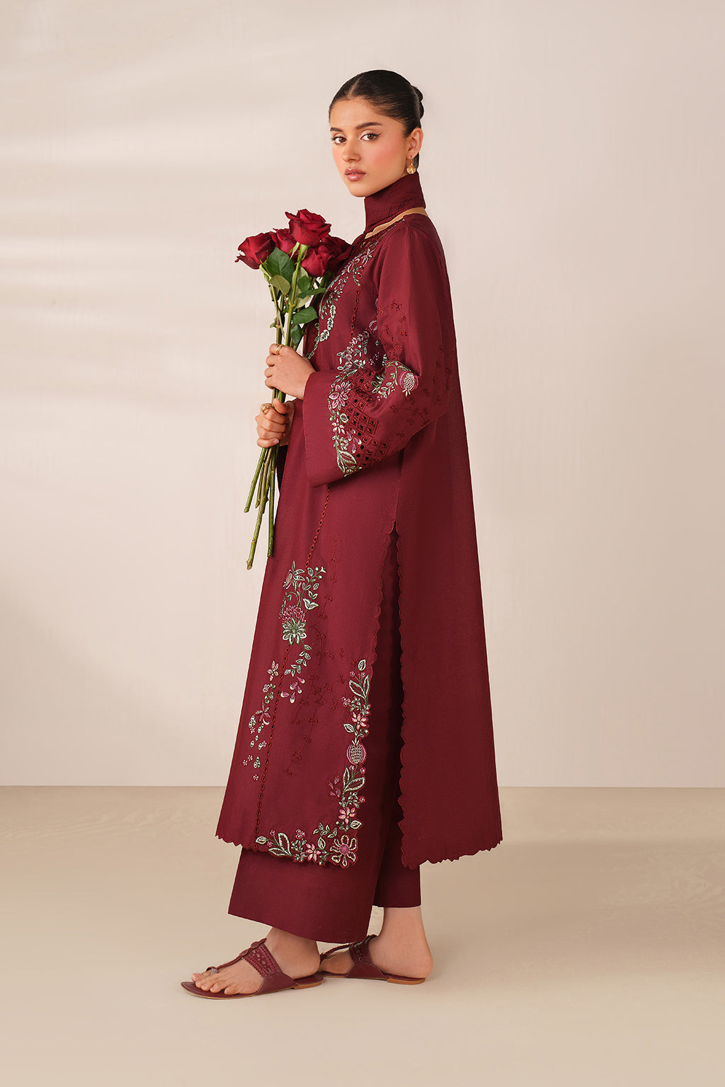 UE-610 Embroidered Lawn - Iznik Global